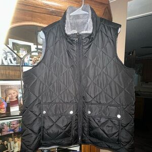 NWOT NICE! Weatherproof Reversible 1X Black / Gray Quilted Vest.MUST BE BUNDLED